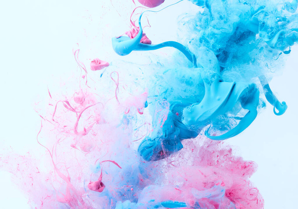Kreativní dynamické abstraktní pozadí s tekoucím cákáním barvy ve vodě - Fotografie, Obrázek