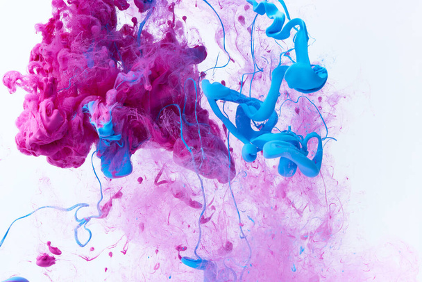 Kreativer dynamischer abstrakter Hintergrund mit fließenden Farbspritzern im Wasser - Foto, Bild