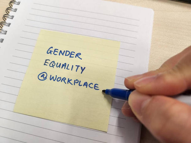 Writing the words Gender Equality at Workplace on a sticky note - Φωτογραφία, εικόνα