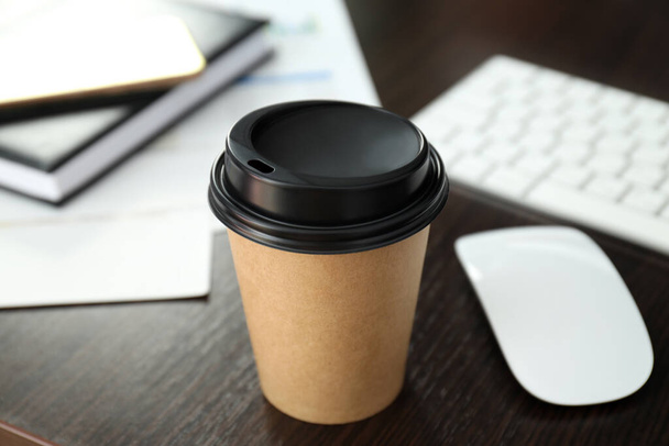 Blank paper cup on wooden workplace table - Zdjęcie, obraz