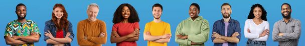 Multiraciale mensen van verschillende leeftijden met armen gekruist op de borst vrolijk glimlachend naar de camera, gelukkige mannen en vrouwen in casual poseren op blauwe studio achtergrond, web-banner voor de internationale samenleving - Foto, afbeelding