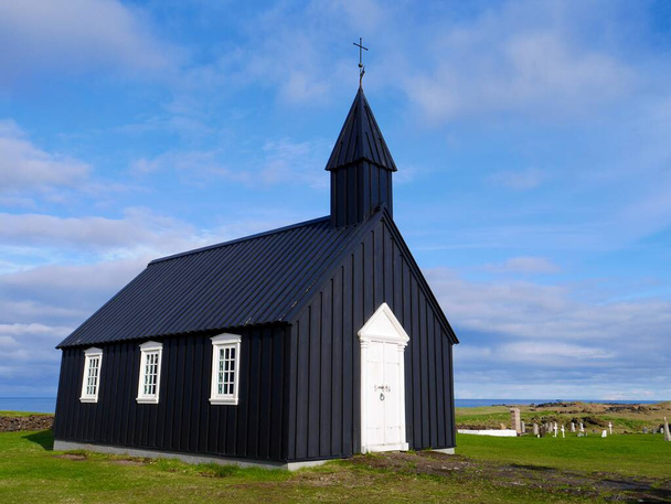 Chiesa nera a Budir, Budakirkja. Penisola di Snaefellsnes, Islanda. Foto di alta qualità - Foto, immagini