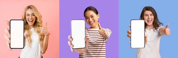 Hübsche multirassische junge Damen in Weiß zeigen neueste Smartphones mit weißen leeren Bildschirmen und Daumendrücken, buntem Studiohintergrund, Sammlung emotionaler Fotos, Collage, Panorama - Foto, Bild