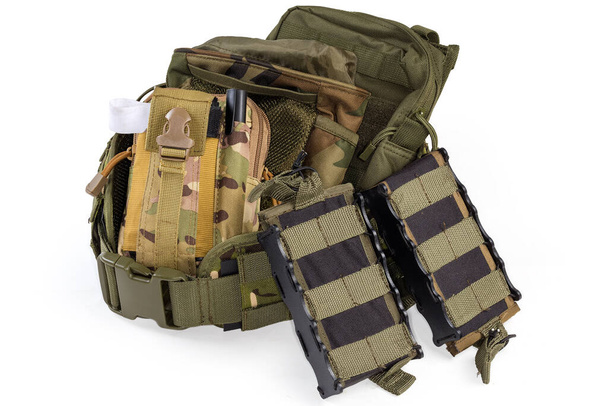 Taktischer textiler Militärgürtel und -taschen für verschiedene Zwecke zur Befestigung an Entladeweste oder kugelsicherer Weste auf weißem Hintergrund - Foto, Bild