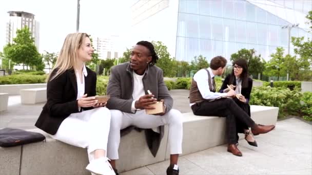 Mitarbeiter essen im Freien, Mittagessen vor dem Business Center - Filmmaterial, Video