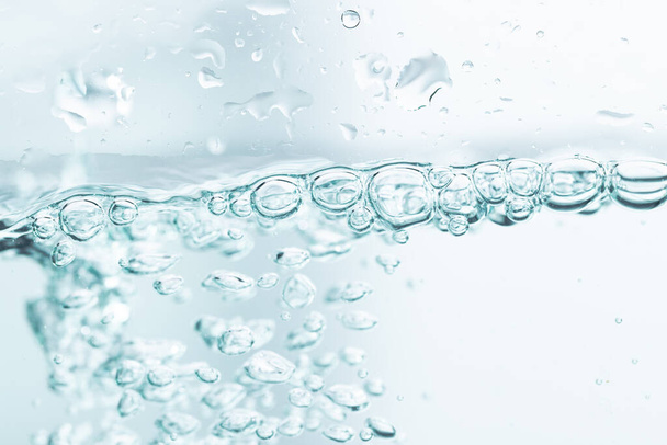 Bubbles tiszta kék víz kész inni használatra a természet hátterében - Fotó, kép