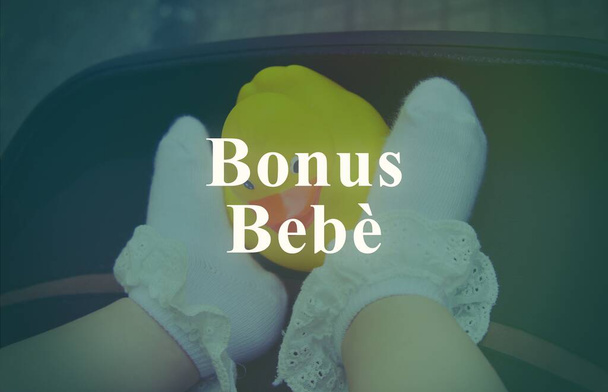 Zdjęcie uroczych stóp noworodka, ze znakiem "Bonus Bebe" koncepcja nowej zachęty ekonomicznej dla rodziców z rządu włoskiego . - Zdjęcie, obraz