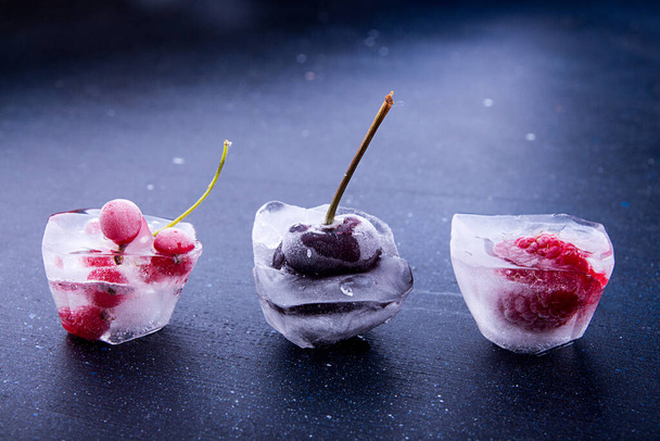 Zmrazené bobule a ovoce v kostkách ledu - Fotografie, Obrázek