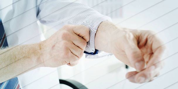 Бизнесмен закатывает рукав в офисе, геометрический узор - Фото, изображение