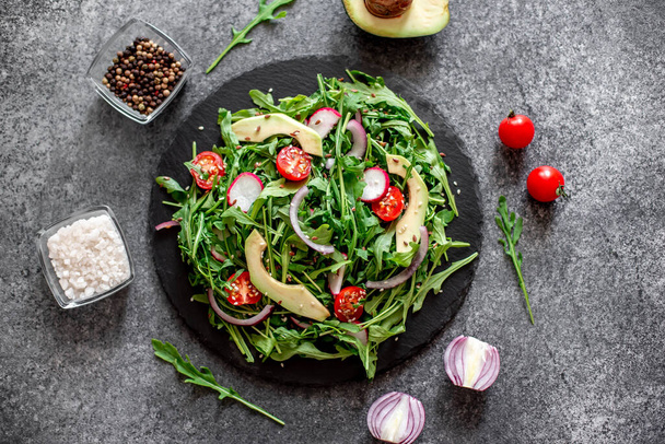 frischer Salat mit Rucola, Tomaten, Avocado und Rettich, gesunde Kost. - Foto, Bild