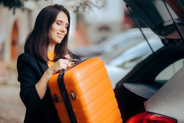 Glückliche Frau trägt ihr Gepäck nach Autofahrt - Foto, Bild