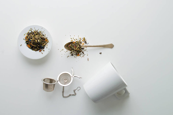 az eldobható teafilterek feladásának koncepciója. Kiváló minőségű fénykép - Fotó, kép