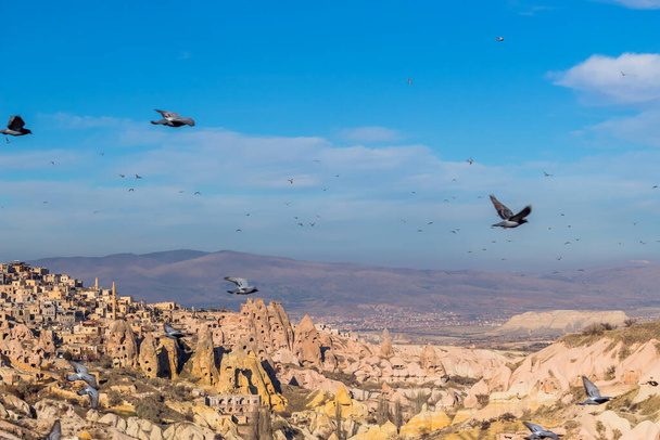 Incroyables rochers à Zelve la nuit. Pyramides terrestres de Cappadoce. Goreme. Turquie. - Photo, image