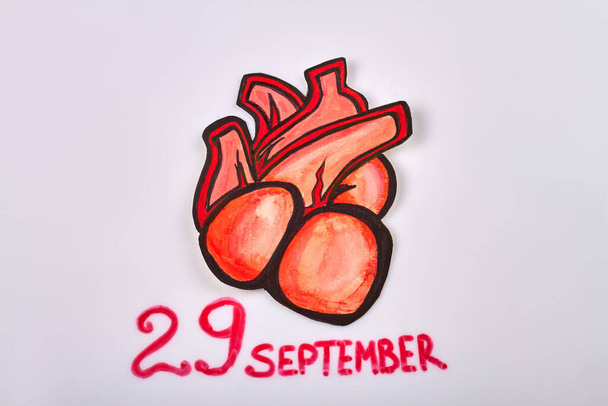 Coração vermelho realista e texto de 29 de setembro isolado em fundo branco. Conceito de dia mundial coração. - Foto, Imagem