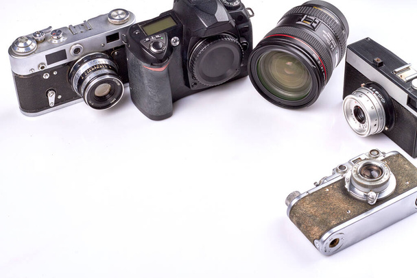 Vecchie fotocamere retrò vintage e spazio copia. Raccolta di fotocamere e obiettivi. - Foto, immagini