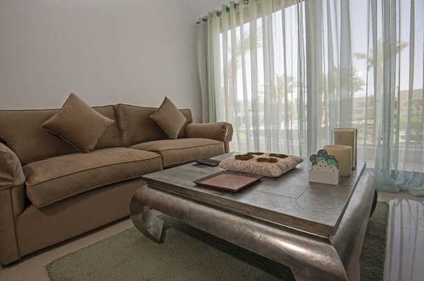 Obývací pokoj obývací prostor v luxusním tropické dovolené mezonetový byt show domov ukazující design interiéru výzdoba zařízení s otevřeným plánem design - Fotografie, Obrázek