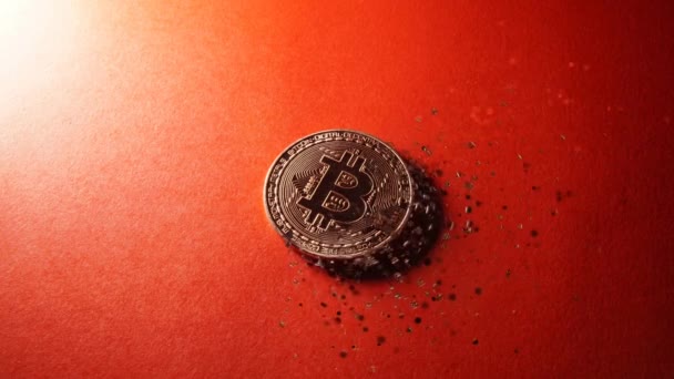 Kırmızı arkaplanda Bitcoin şifreli para birimi hareketi. - Video, Çekim