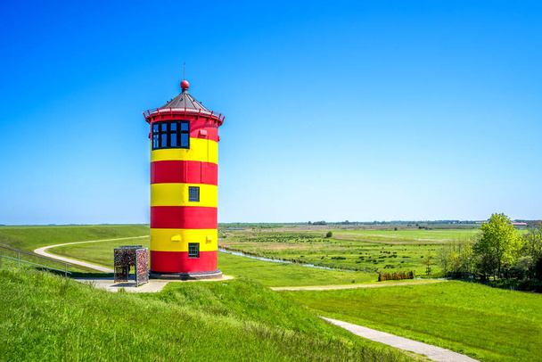 Маяк Pilsum Lighthouse у Greetsiel, Krummhoern, North Sea, Germany  - Фото, зображення