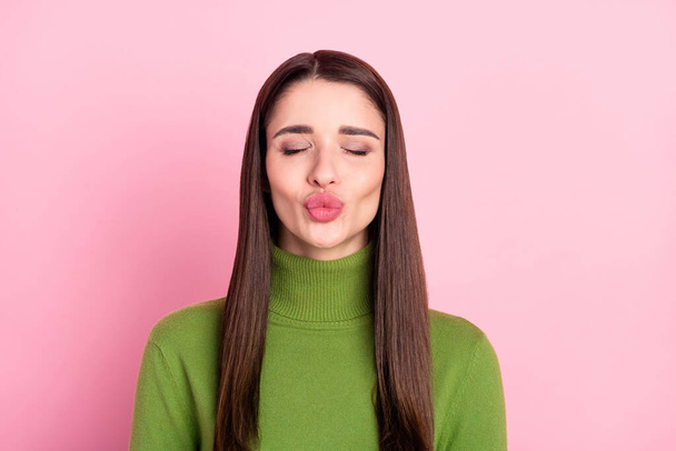 Фото мечтательной молодой счастливой флиртующей женщины отправить воздушный поцелуй закрытые глаза хорошее настроение изолированы на розовом фоне. - Фото, изображение
