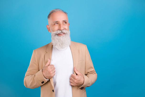 Portrait of attractive cheerful elegant classy grey-haired man thinking copy space isolated over bright blue color background. - Foto, imagen