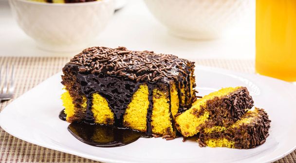 bolo de cenoura longo com polvilhas de chocolate, sobremesa típica brasileira para as festas de junho e julho - Foto, Imagem