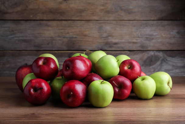 Fresh ripe red and green apples on wooden table - Φωτογραφία, εικόνα