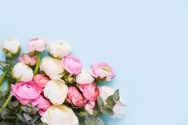 Μπουκέτο με λουλούδια ranunculus σε μπλε φόντο. Ημέρα της Μητέρας, Ημέρα του Αγίου Βαλεντίνου, ιδέα γενεθλίων. Πάνω προβολή, αντιγραφή χώρου για κείμενο - Φωτογραφία, εικόνα