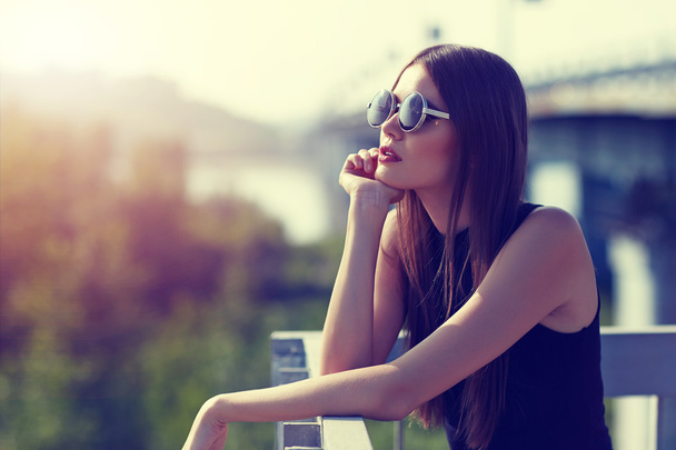 young woman in sunglasses relaxing in sunset - Φωτογραφία, εικόνα