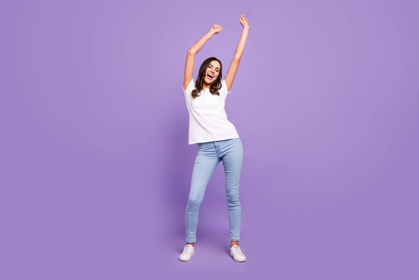 Foto de corpo inteiro de engraçado morena jovem senhora dança desgaste t-shirt jeans isolado no fundo cor violeta. - Foto, Imagem