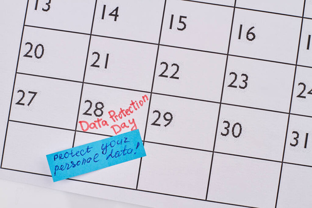 Proteggi i tuoi dati personali. Giorno della protezione dei dati. Calendario cartaceo con segnato 28 giorno. - Foto, immagini
