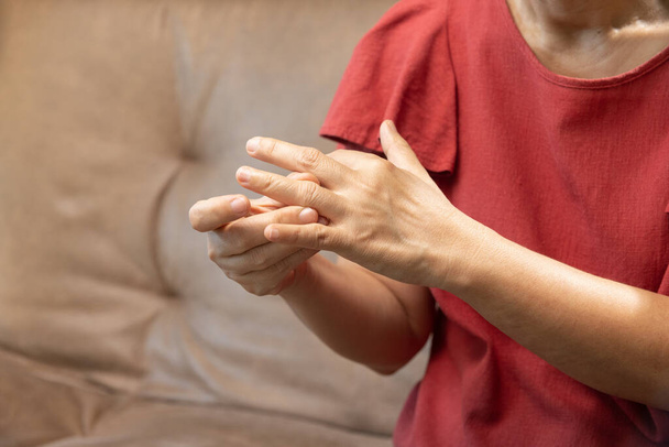 Senior woan massagem dedo com dor inchada gota inflamação - Foto, Imagem
