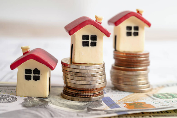 Huis op stapel munten, hypotheek huis lening financiering concept. - Foto, afbeelding