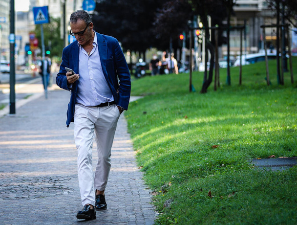 MILAN, Itálie - 10. září 2020: Alessandro Calascibetta, ředitel Style Magazine, na ulici v Miláně. - Fotografie, Obrázek