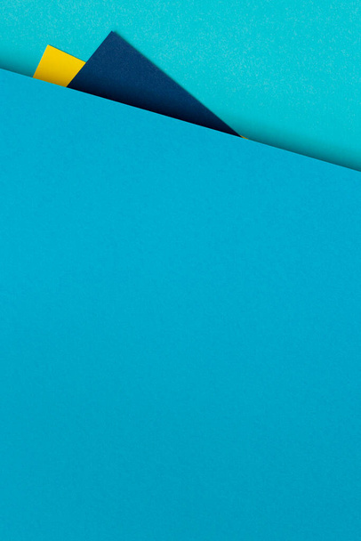Абстрактна різнокольорова геометрія паперу плоский фон композиції з синьо-жовтими тонами. Вид зверху
 - Фото, зображення