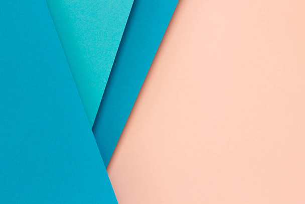 Absztrakt színes papírok geometria lapos feküdt összetételű háttér kék és világos rózsaszín színű vonalak és formák. Felülnézet. - Fotó, kép