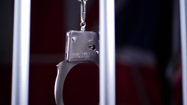 Bilincs hintázik a börtönrácson közelkép lassított felvétel szelektív fókusz - Felvétel, videó