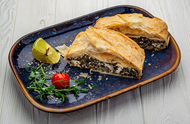 Homemade puff pastry pie with spinach and cheese. Healthy food. Photo for the menu. - Foto, Imagem