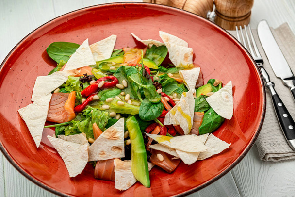 Ensalada de salmón con espinacas, verduras y piñones. Comida saludable. Foto para el menú. - Foto, imagen