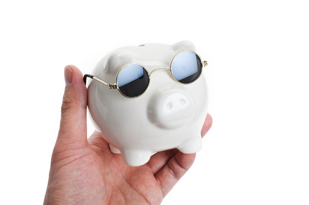 Piggy bank en zonnebril - Foto, afbeelding