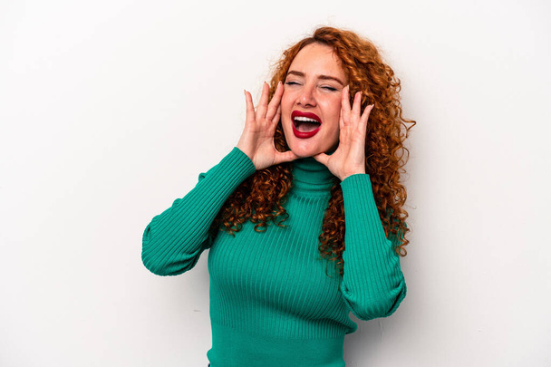 Young ginger caucasian woman isolated on white background shouting excited to front. - Valokuva, kuva