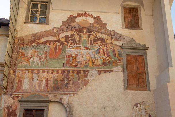 Clusone Bergamo 4 settembre 2020: Trionfo e danza della morte è un ciclo di affreschi dipinti dal pittore clusonese Giacomo Borlone de Buschis tra il 1484 e il 1485 sulla facciata della chiesa - Foto, immagini