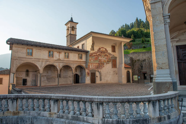 Clusone Bergamo Italia 4 syyskuu 2020: Voitto ja tanssi kuolema on sykli freskoja maalari Giacomo Borlone de Buschis välillä 1484 ja 1485 julkisivu kirkon - Valokuva, kuva
