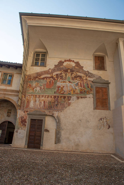 Clusone Bergamo Italia 4 de septiembre de 2020: Triunfo y danza de la muerte es un ciclo de frescos pintados por el pintor clusonés Giacomo Borlone de Buschis entre 1484 y 1485 en la fachada de la iglesia - Foto, Imagen