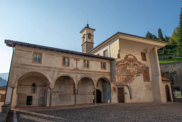 Clusone Bergamo Włochy 4 września 2020: Triumf i taniec śmierci - cykl fresków namalowanych przez Clusonese malarza Giacomo Borlone de Buschis w latach 1484-1485 na fasadzie kościoła - Zdjęcie, obraz