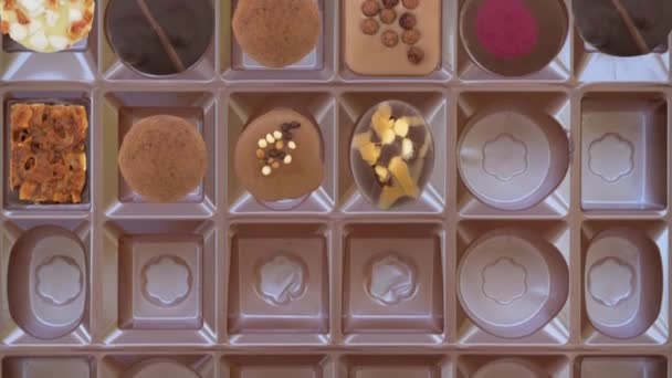 Looping βίντεο από τις σοκολάτες πολυτελείας, όπως εμφανίζονται και στη συνέχεια εξαφανίζονται από ένα κουτί επιλογής - Πλάνα, βίντεο