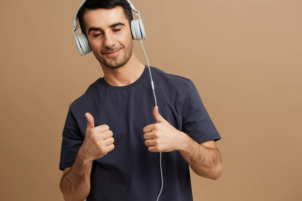 portrait man Escuchar música con auriculares divertido fondo aislado. Foto de alta calidad - Foto, imagen