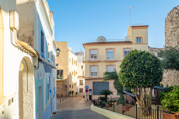 Vista de edifícios coloridos e ruas estreitas, arquitetura no centro histórico da cidade mediterrânea de Calpe, província de Alicante, Comunidade Valenciana, Espanha - Foto, Imagem