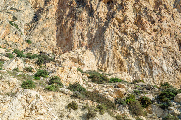 Penon de Ifach (Penyal d 'Ifac in Valencian) látványa, egy hatalmas mészkő, amely Calpe-ban (Spanyolország) emelkedik ki a tengerből. - Fotó, kép