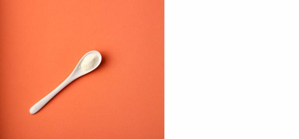 Hydrolyzed collagen powder in the ceramic spoon - gelatin - Foto, immagini