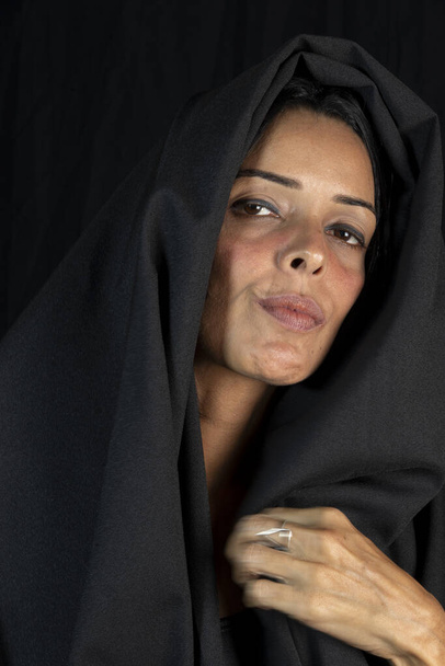 Πορτρέτο μιας γυναίκας που φοράει χιτζάμπ σε μαύρο φόντο. Salvador, Bahia, Βραζιλία. - Φωτογραφία, εικόνα
